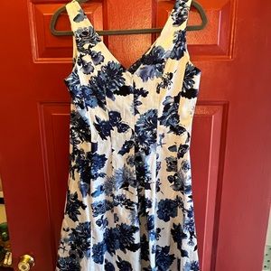 Chaps Blue/White floral sleeveless dress. V neck.Fitted bodice.Fit&Flare Size 10
